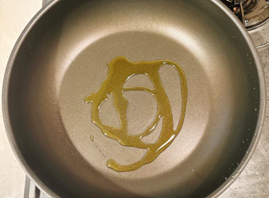 調理(油を引く)