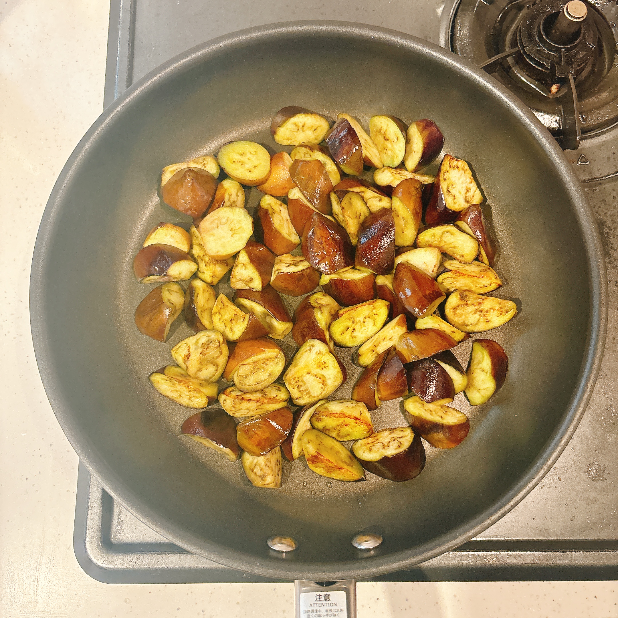 調理（ナスを炒める）