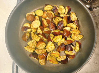 調理(ナスを炒める)