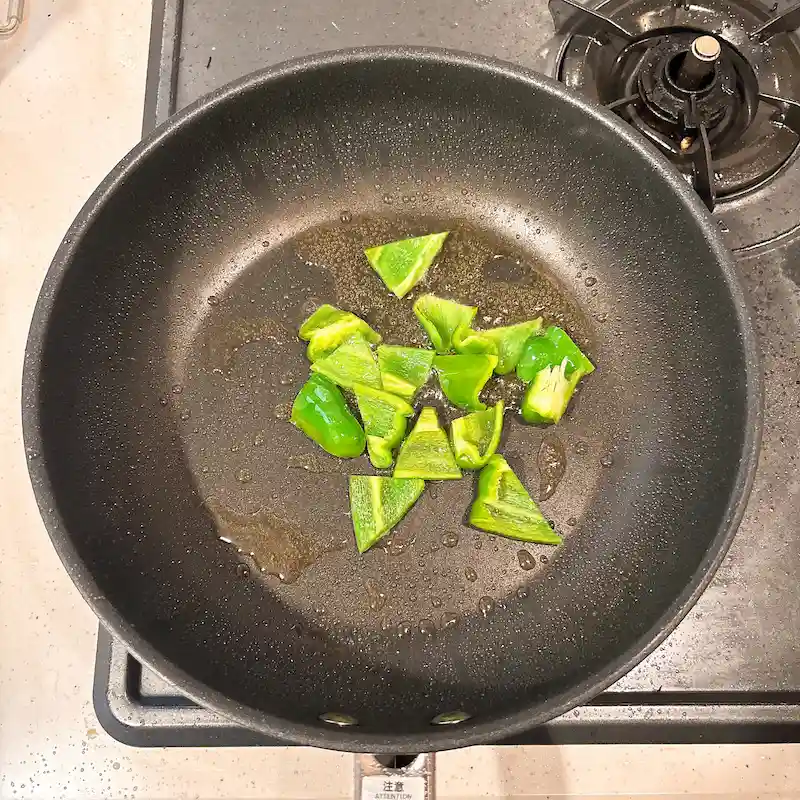 調理（ピーマンを炒める）