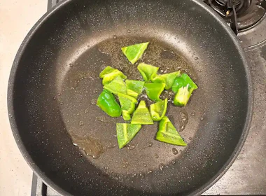 調理(ピーマンを炒める)