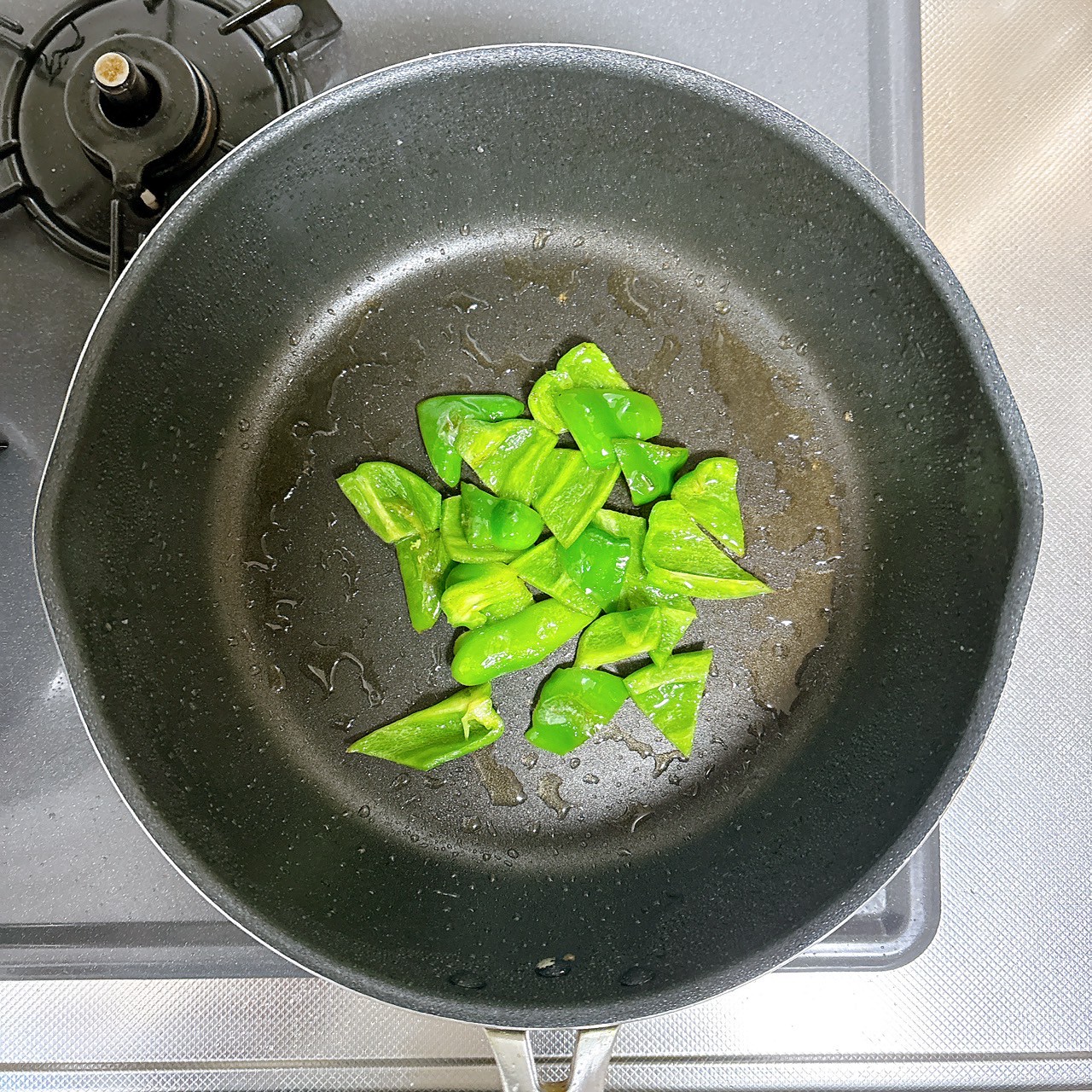 調理（ピーマンを炒める）