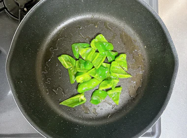 調理(ピーマンを炒める)