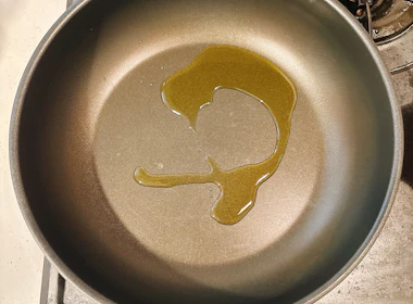 調理(油を引く)