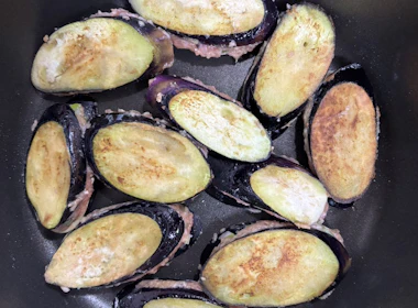 調理(ナスを焼く)