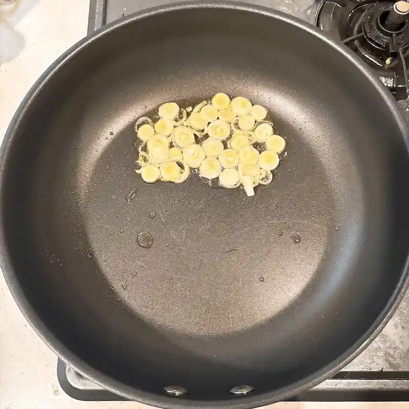 調理（ねぎを炒める）