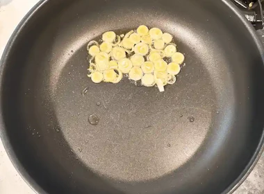 調理(ねぎを炒める)