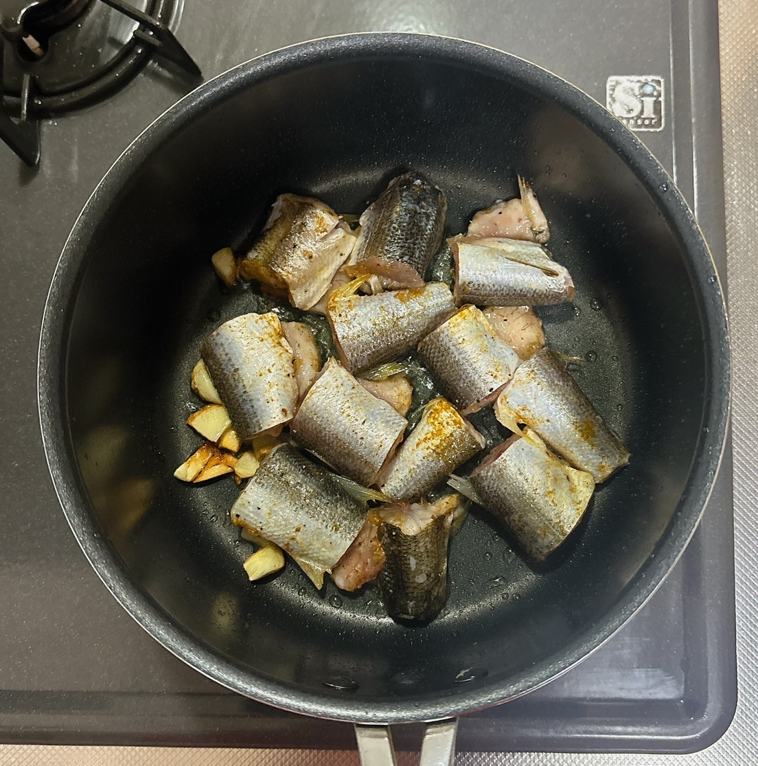 調理（白身魚を焼く）