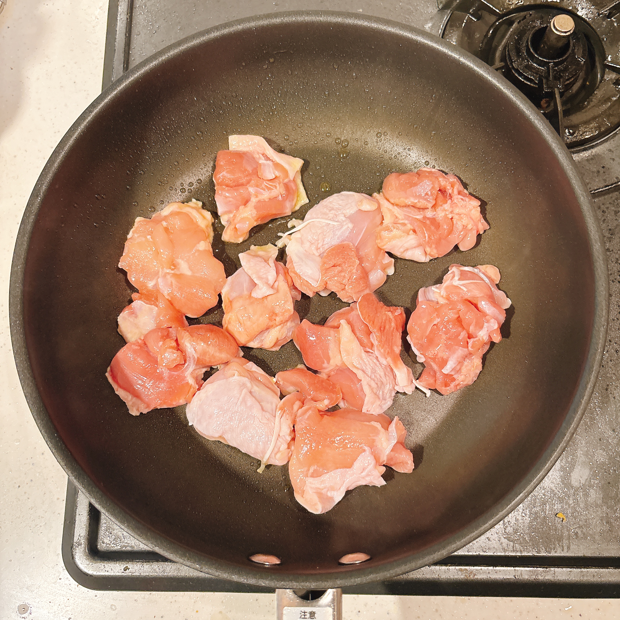 調理（鶏もも肉を炒める）