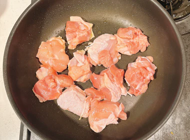 調理(鶏もも肉を炒める)
