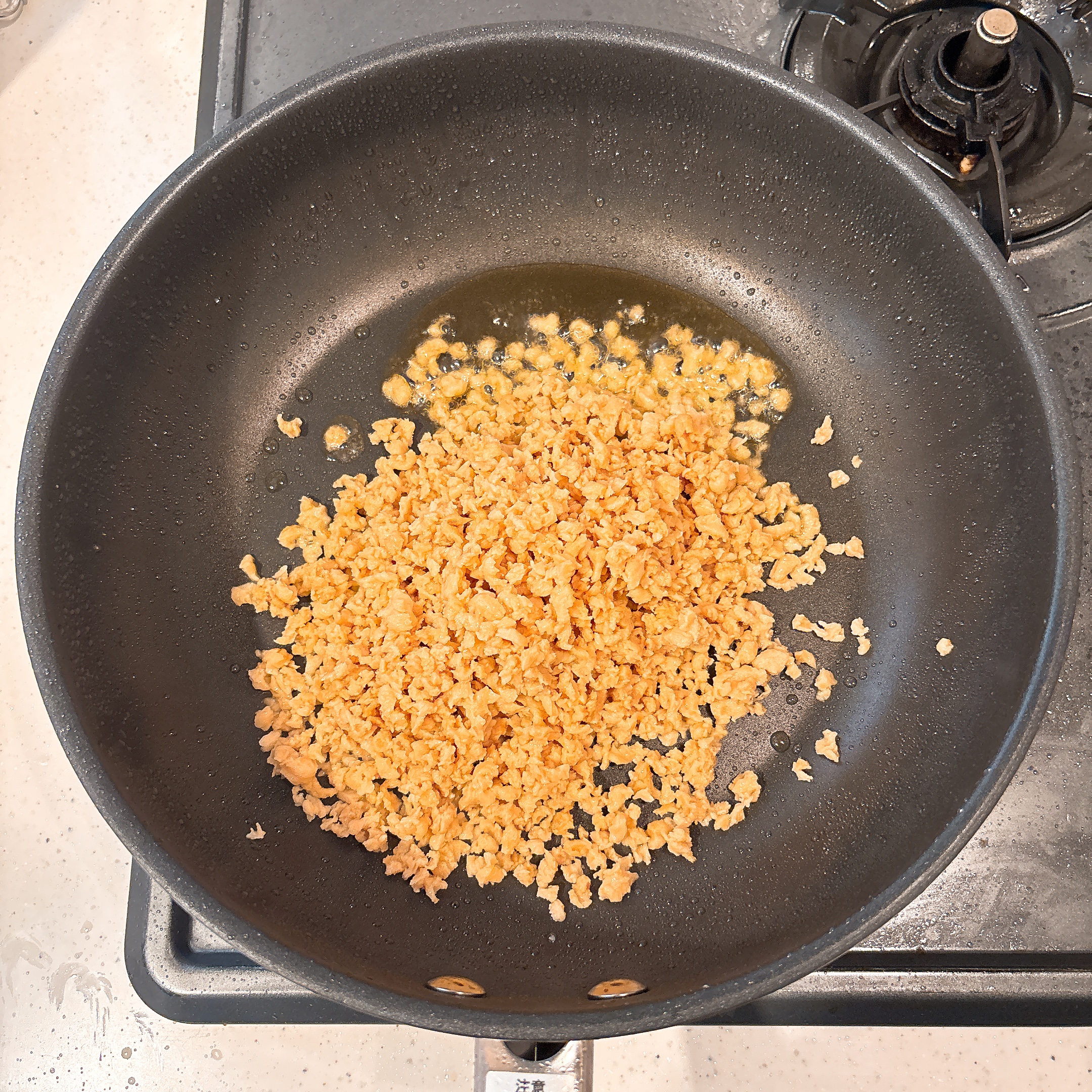 調理（大豆ミートを炒める）