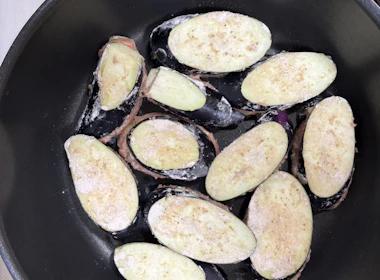 調理(ナスを焼く)