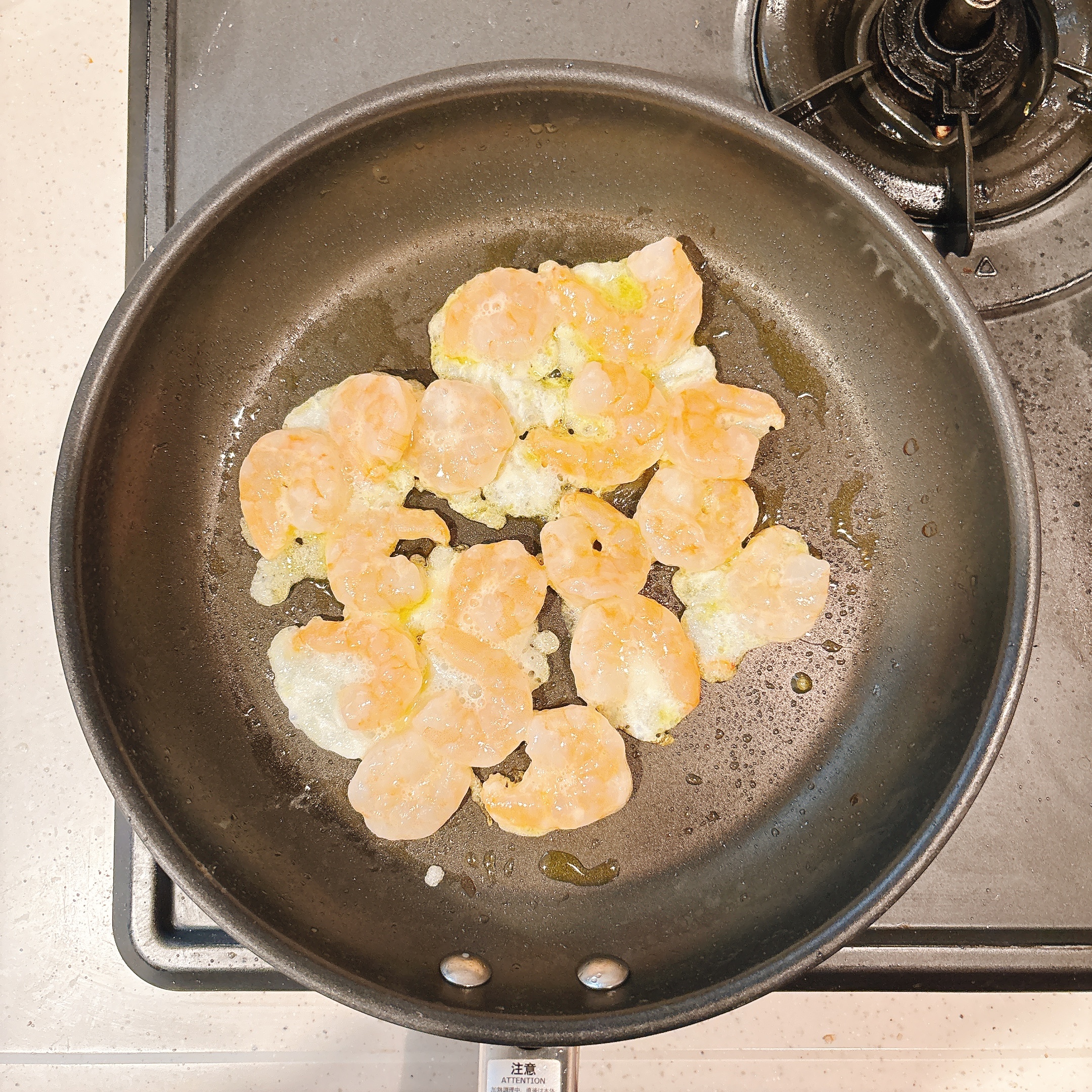 調理（エビを炒める）