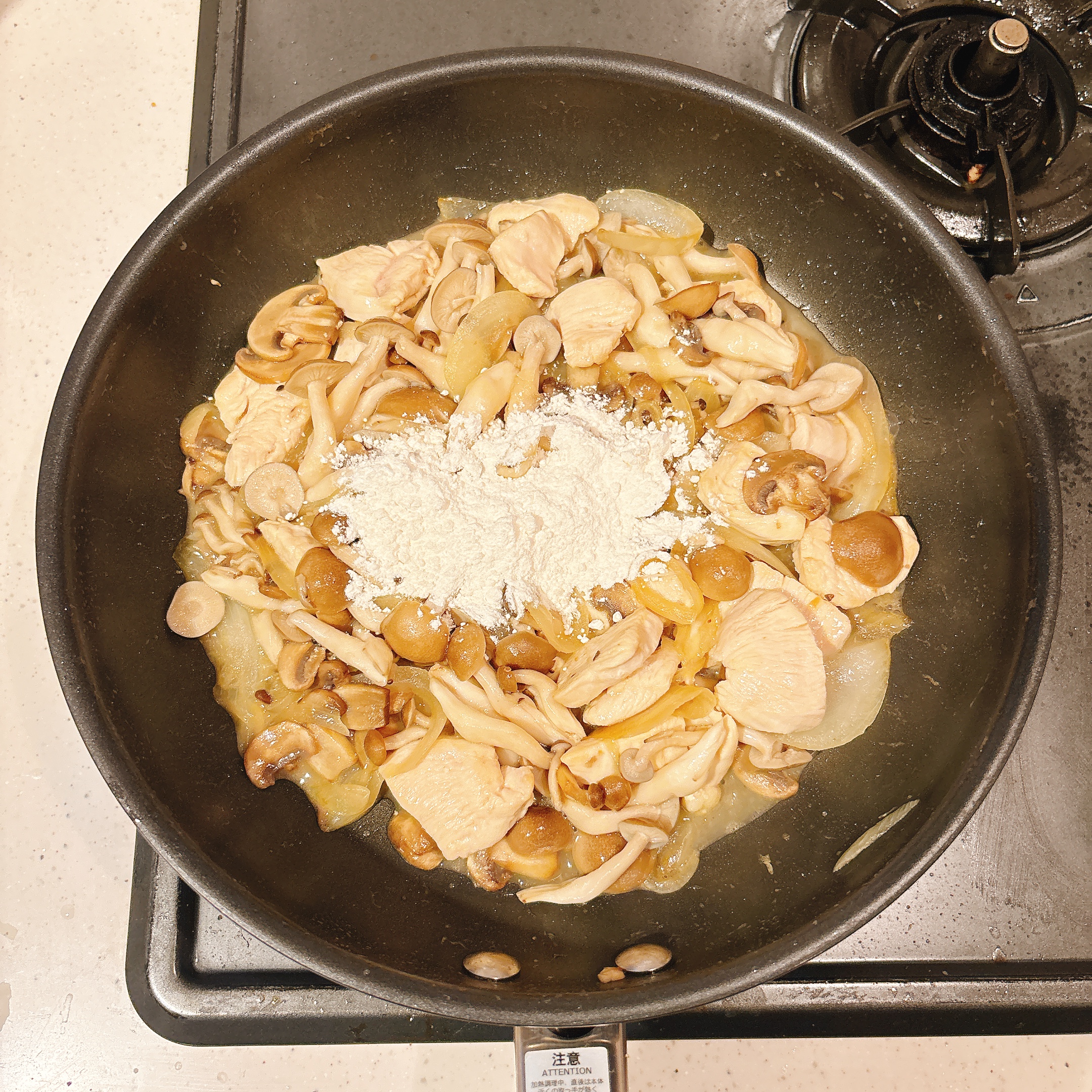 調理（薄力粉を入れる）