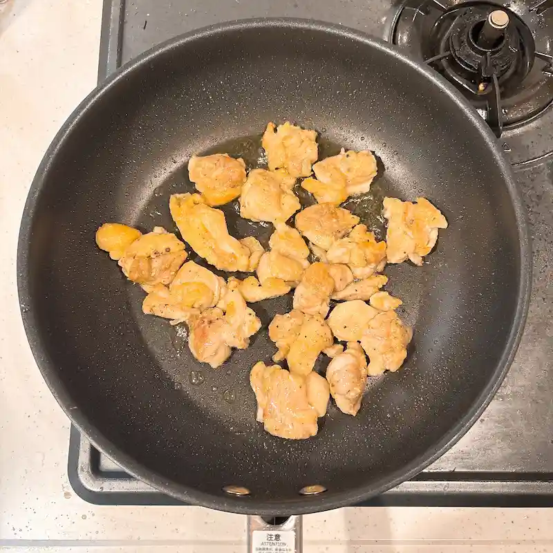 調理（鶏もも肉を炒める）