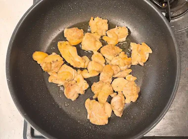 調理(鶏もも肉を炒める)