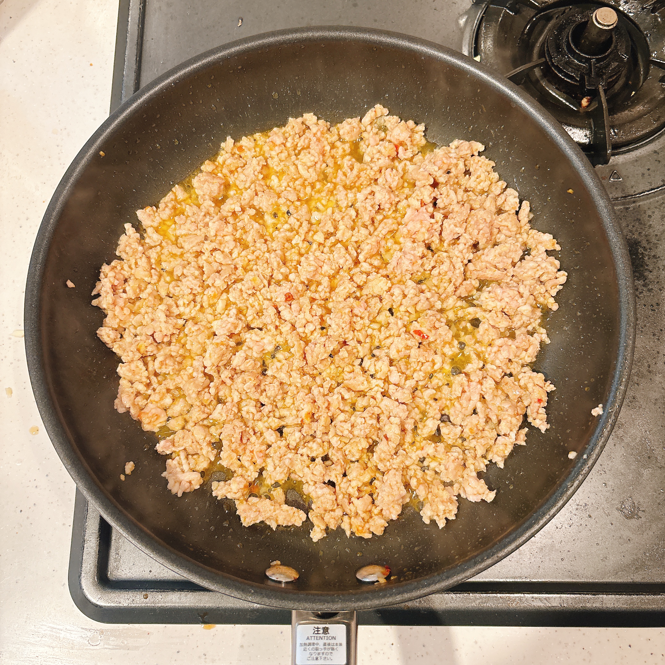 調理（鶏ひき肉を炒める）