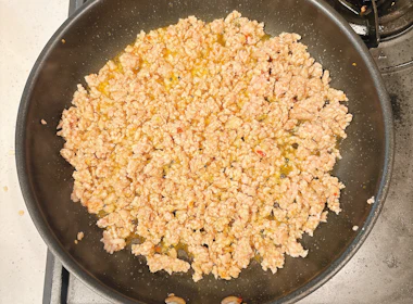 調理(鶏ひき肉を炒める)