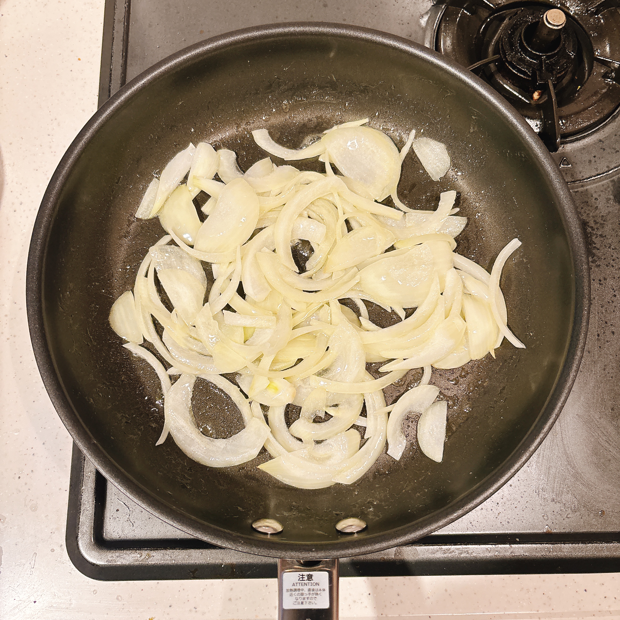 調理（玉ねぎを炒める）