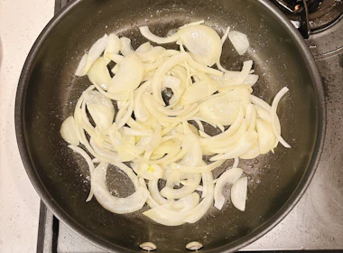 調理(玉ねぎを炒める)