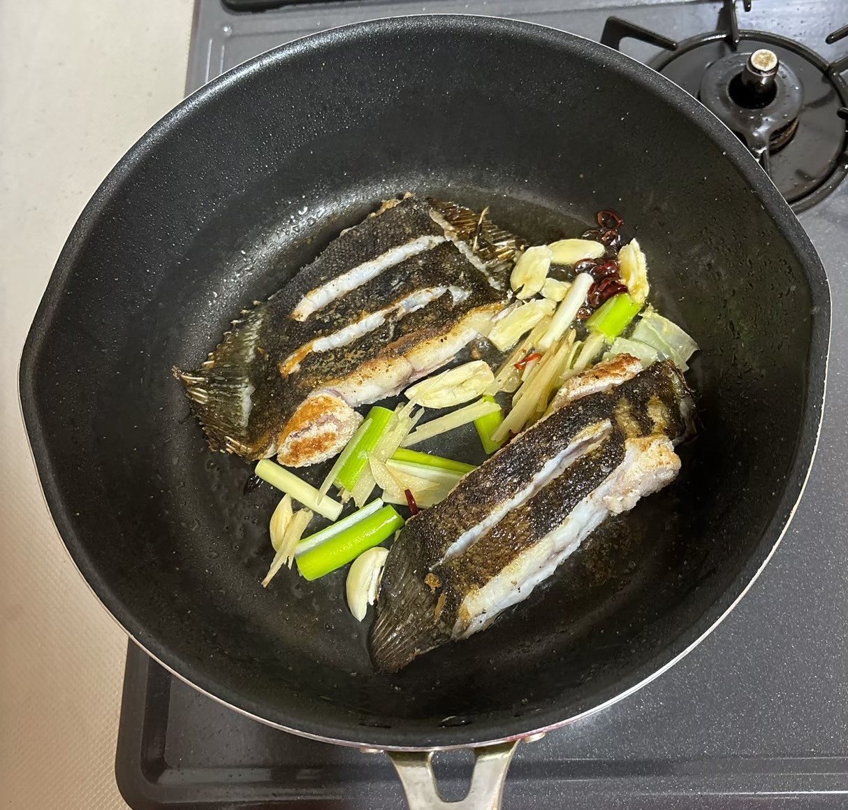 香味野菜を炒める