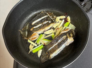 香味野菜を炒める