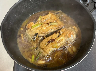 魚を返して更に煮込み