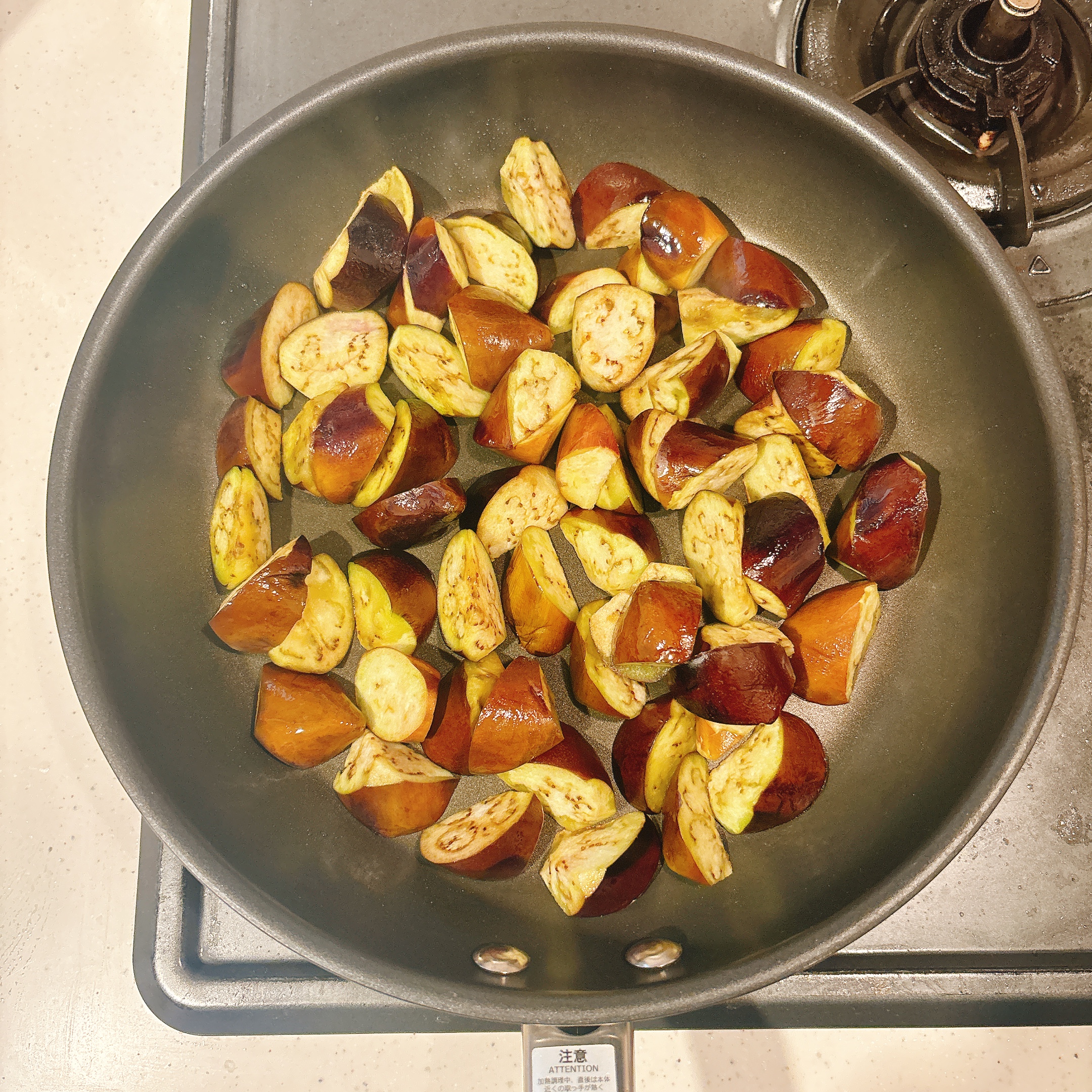 調理（ナスを炒める）