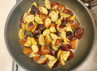 調理(ナスを炒める)