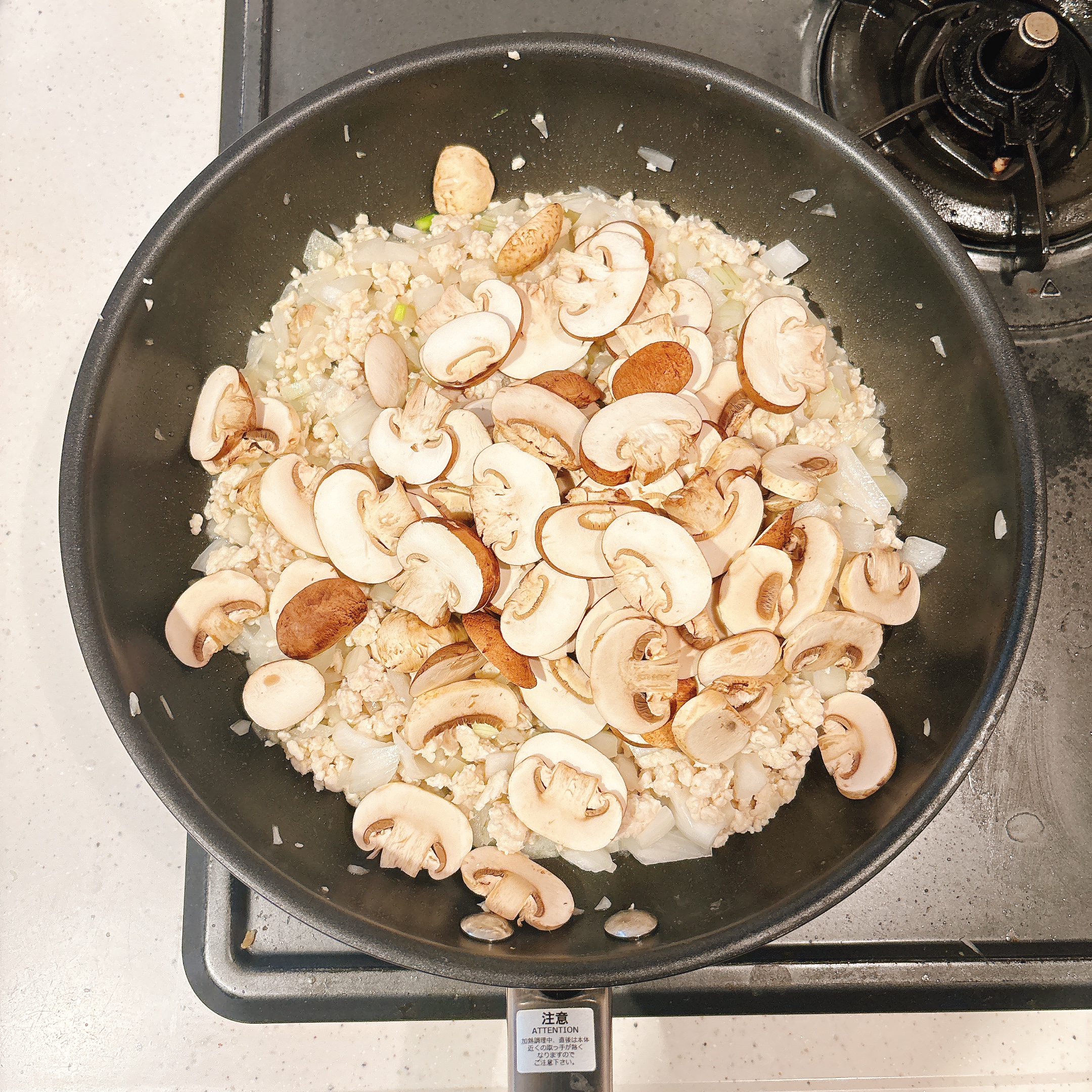 調理（生マッシュルームを炒める）