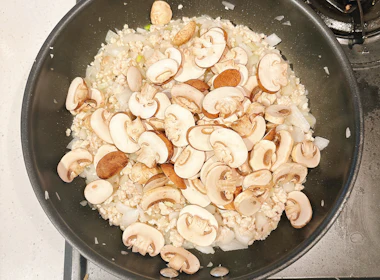 調理(生マッシュルームを炒める)