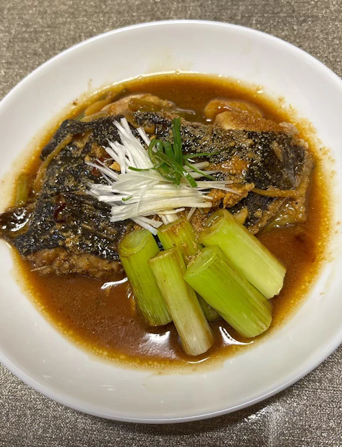 プロ直伝!黒カレイの絶品中華風煮込み|香り豊かな甘辛だれでご飯が進む