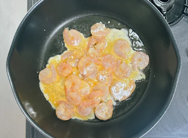 調理(エビを炒める)