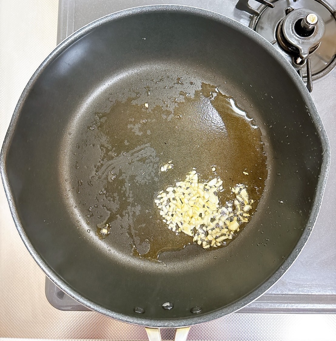 にんにくを炒める