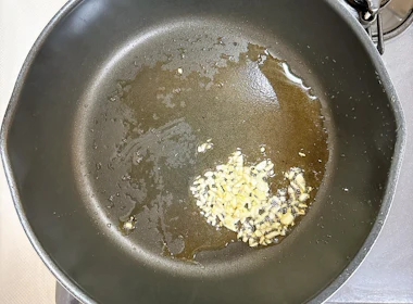 にんにくを炒める