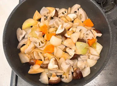 調理(具材を炒める)