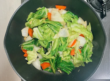 調理(野菜を炒める)