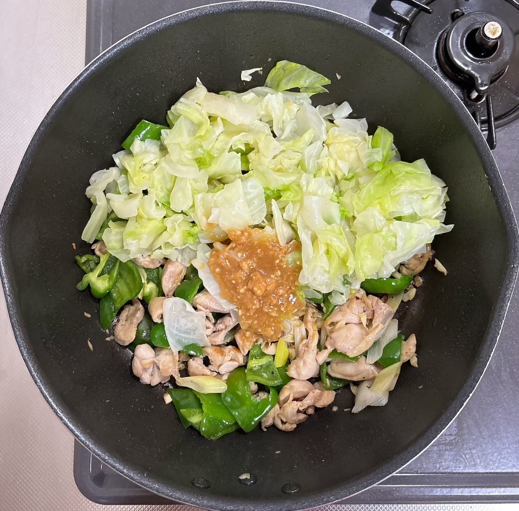 キャベツと調味料を加えて仕上げる