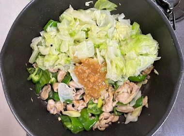 キャベツと調味料を加えて仕上げる