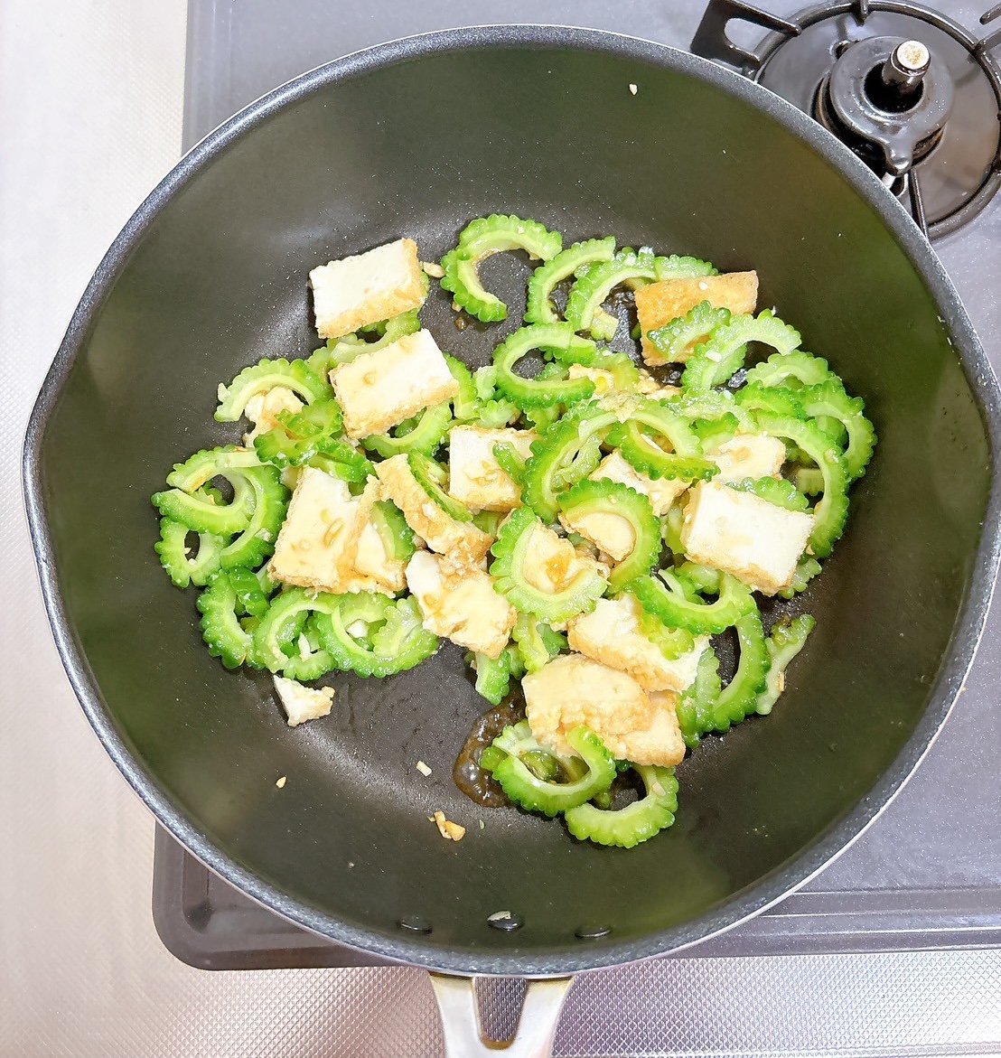 ゴーヤと厚揚げを炒める