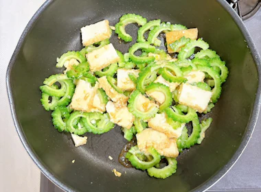 ゴーヤと厚揚げを炒める
