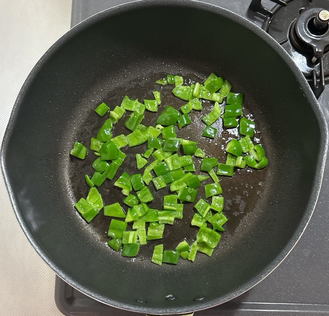 ピーマンを炒める