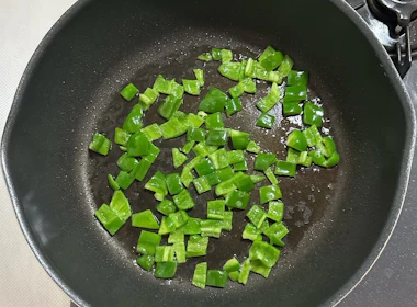 ピーマンを炒める