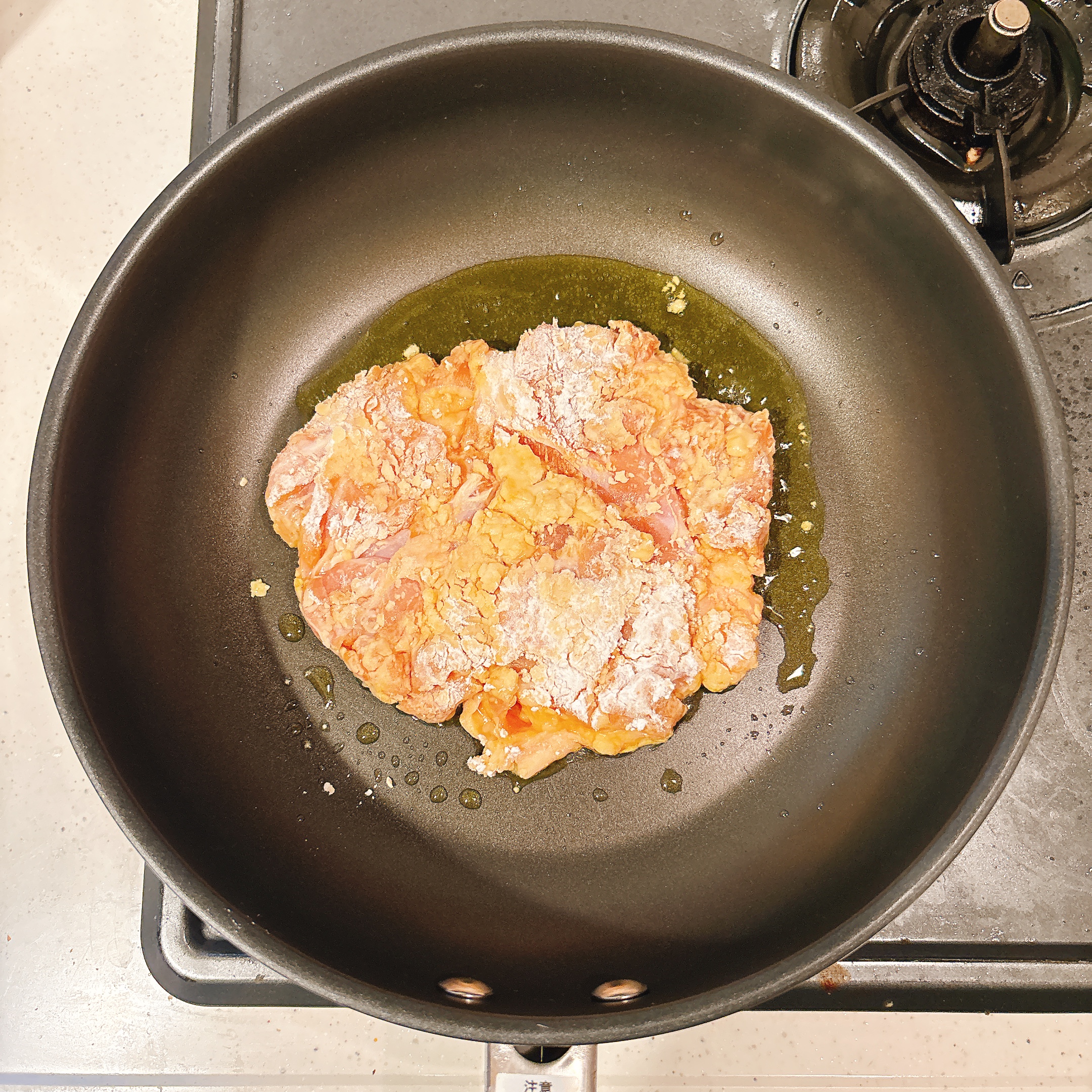 調理（鶏もも肉を焼く）