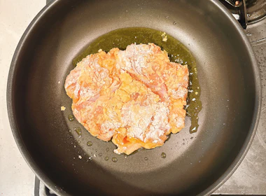 調理(鶏もも肉を焼く)