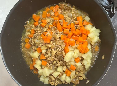 調味料と野菜を加える