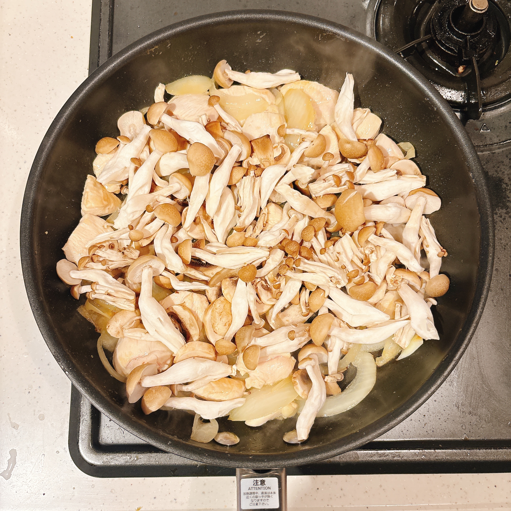 調理（きのこを炒める）