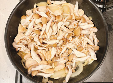 調理(きのこを炒める)