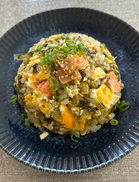 【簡単】鮭と高菜の絶品チャーハン!香ばしにんにくが決め手