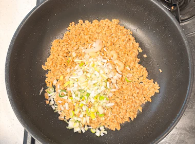 調理(調味料をいれて炒める)